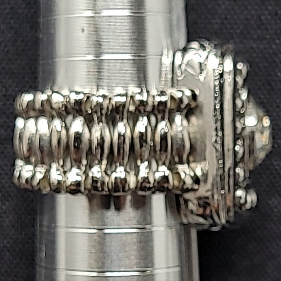 SILVER TONE METAL WITH A LARGE CLEAR RHINESTONE STRETCH RING (COSTUME JEWELRY) - Picture 9 of 9